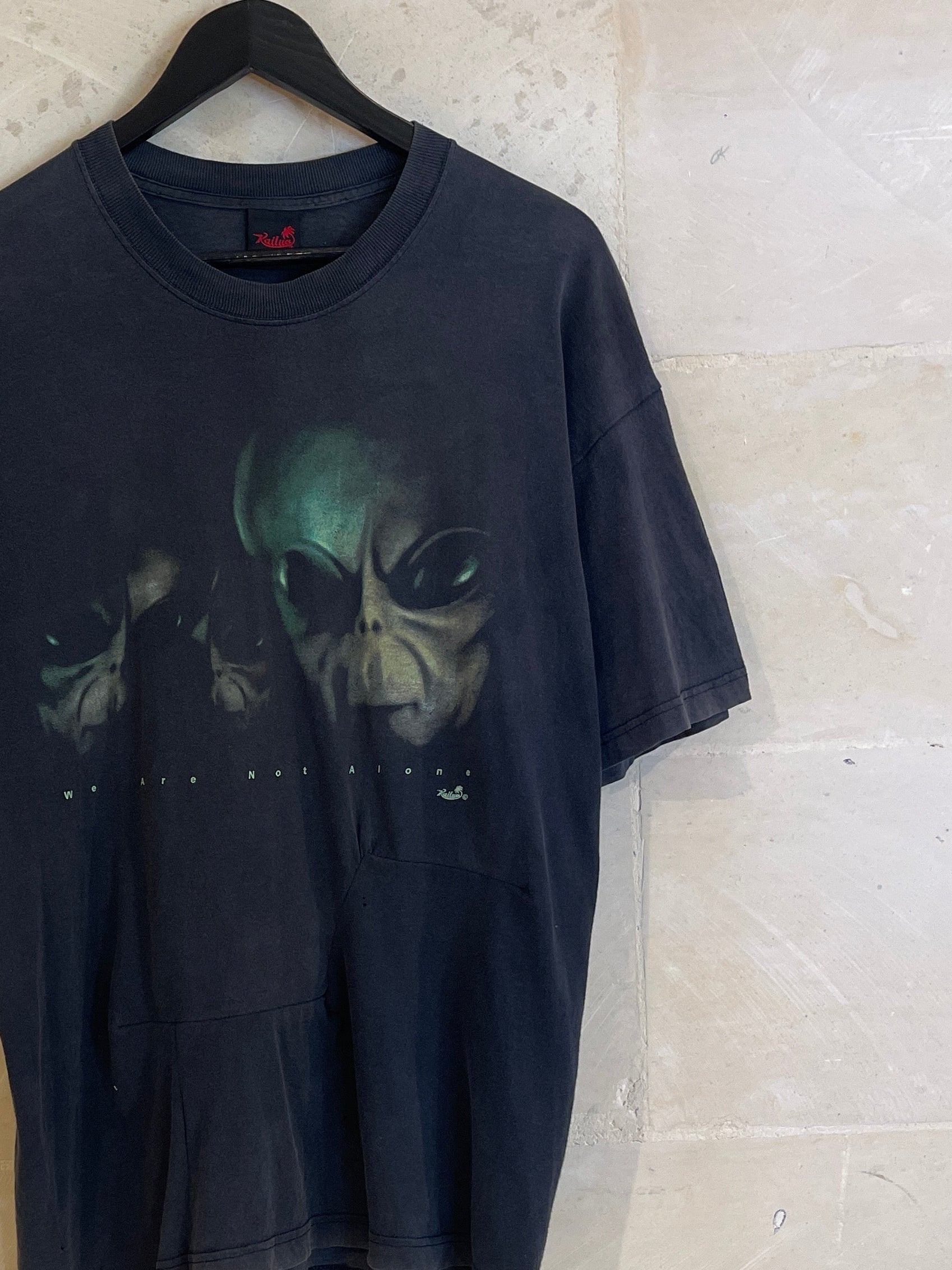 Vntg We are Not Alone Alien Tee (Large)