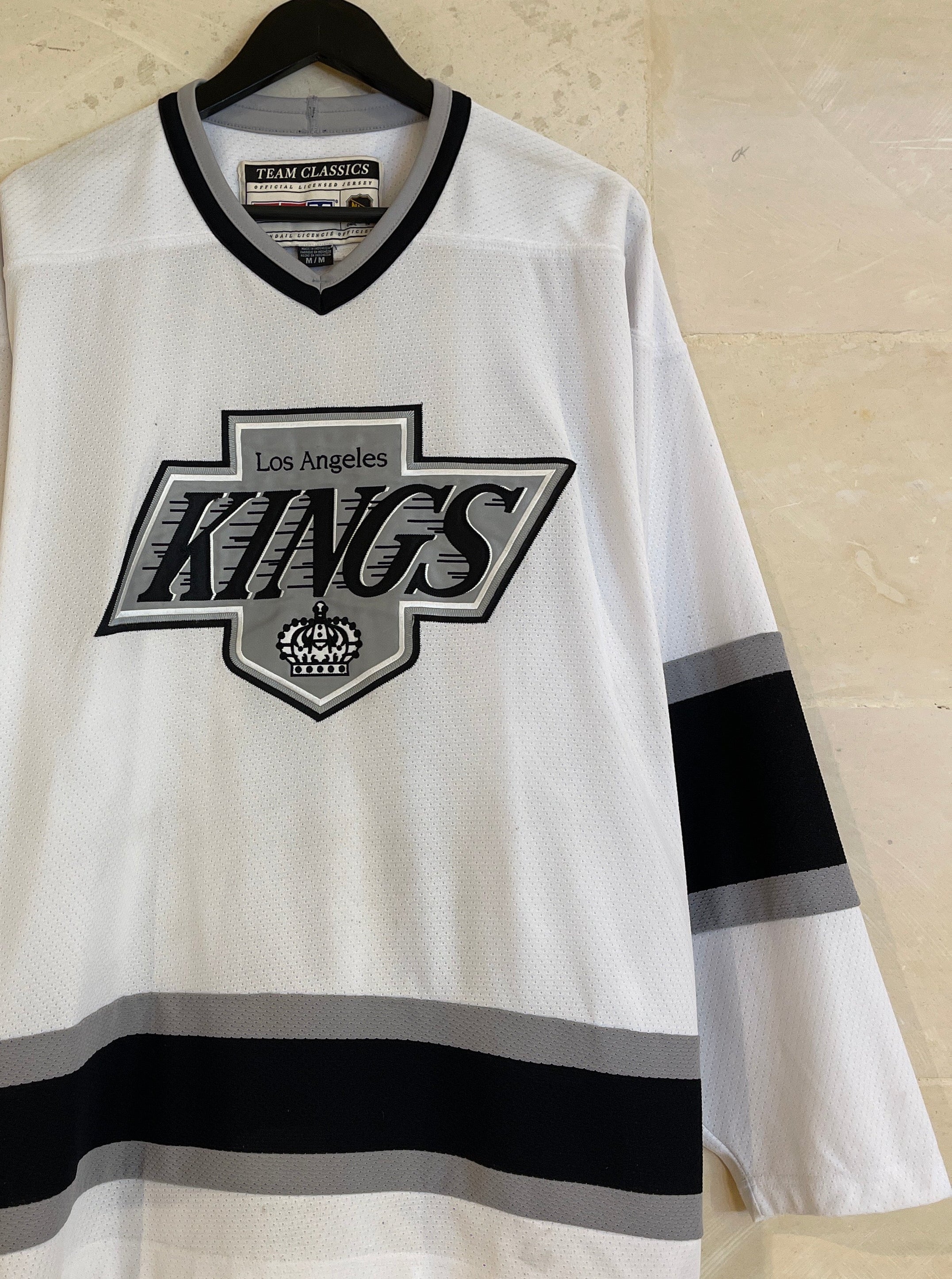 Vntg LA kings Hockey Jersey (Fits Large) *