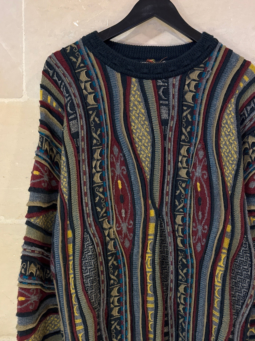 Vntg Knitted Sweater (Fits Large) *