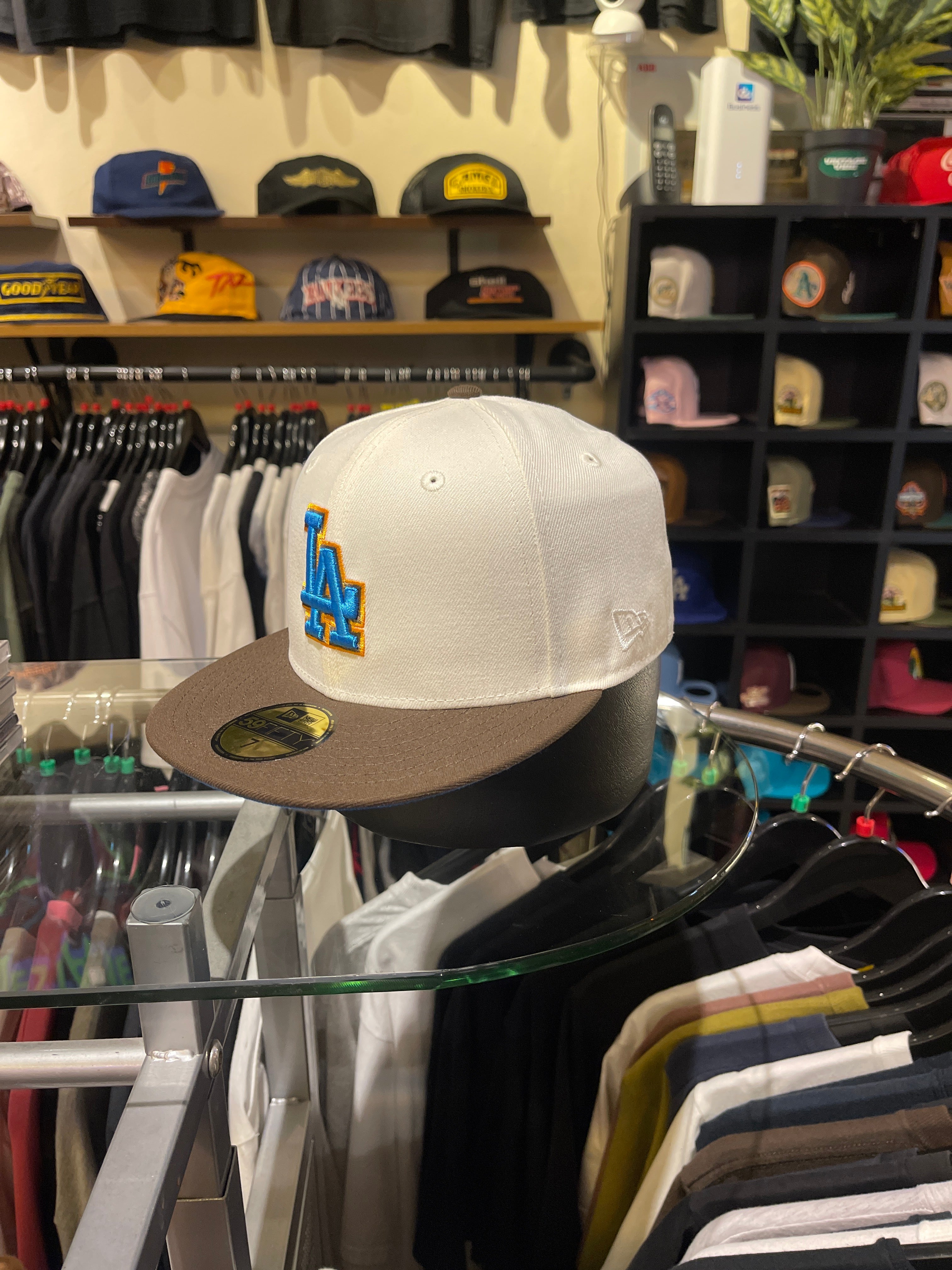 Brand New LA Dodgers Closed Cap Cream-Choco (Size 7)